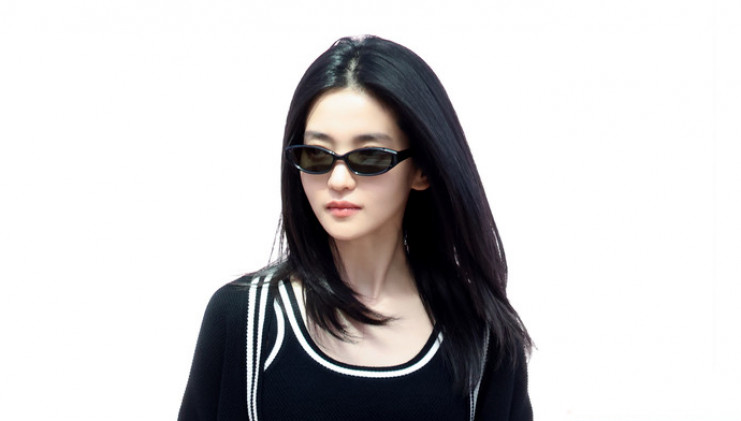 배우 김태리... 시크+스포티 공항패...